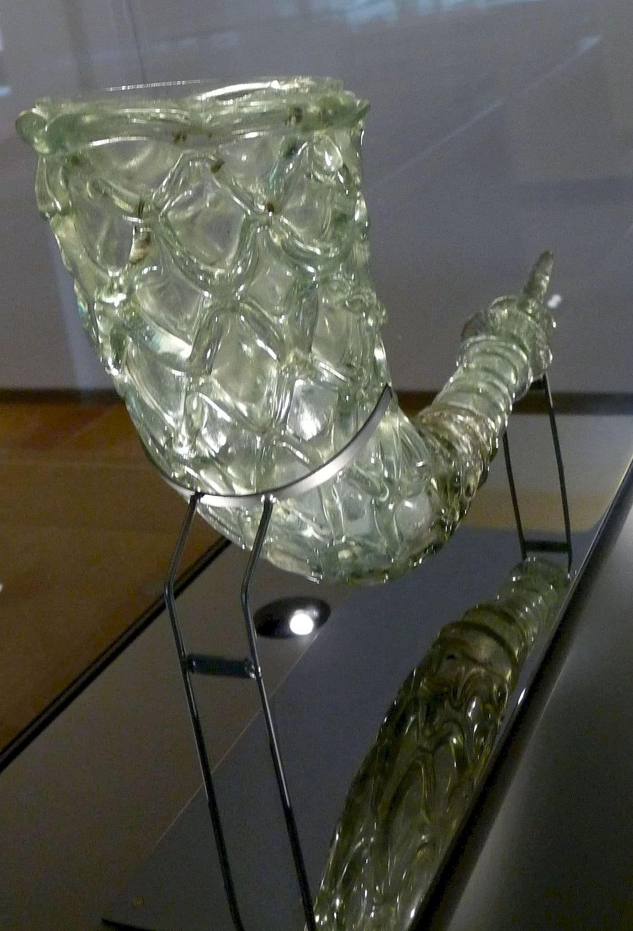 Corne de verre soufflé, IVè ou Vè siècle, vue avant. époque gallo-romaine, Musée du Carré Plantagenêt, Le Mans, Cliché Jean-François Martine
