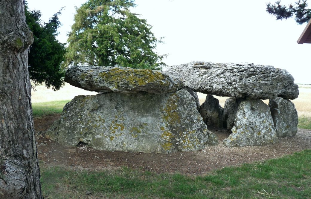 22 le Dolmen de la Chapelle Vendômoise et sa symbolique Articipons