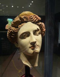 Tarente, Musée d'Archéologie, Tête de femme en terre cuite polychrome, Cliché Jean-François Martine