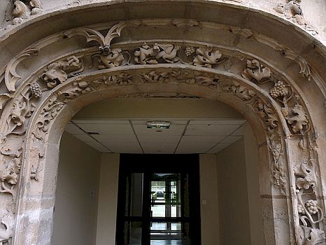 Le portail du réfectoire de l'ancienne abbaye de Yerres, en 2017